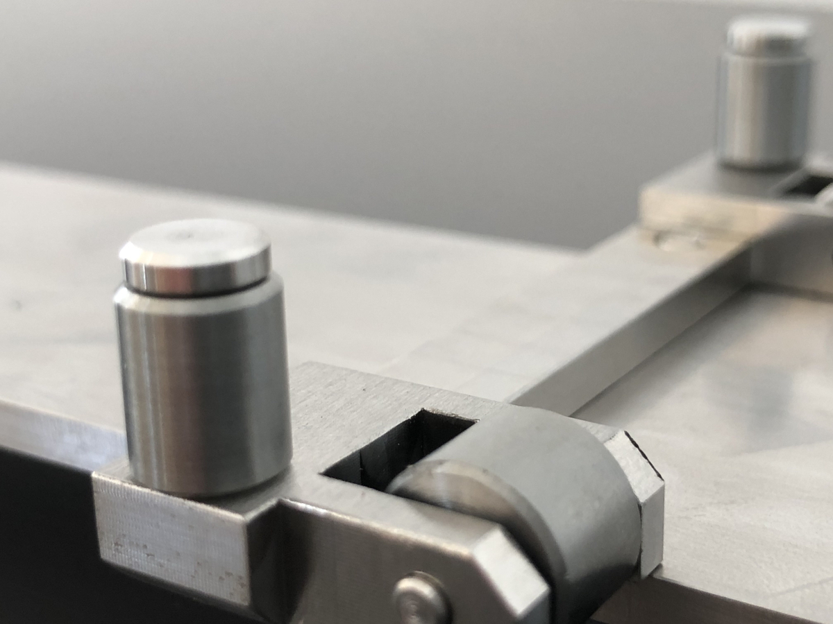 Holder made of steel and molybdenum